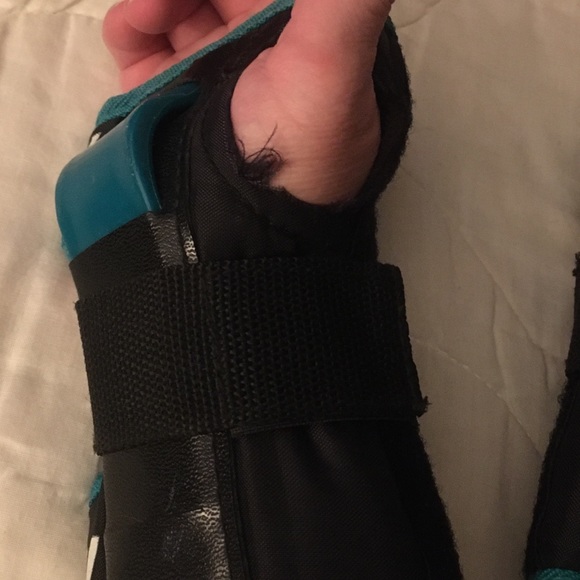 💞 $4 sale (these items must go) Franklin wrist guards pair: youth small - Picture 6 of 8